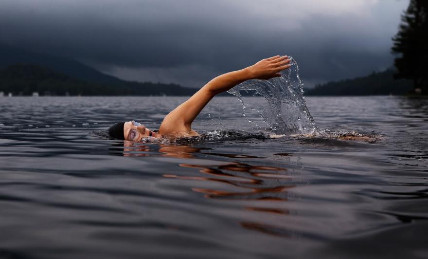 person doing a freestyle swim